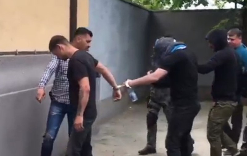 Trei indivizi, arestați preventiv după ce s-au bătut cu patrula Poliției. Scandalul a avut loc la un club din Mamaia |VIDEO