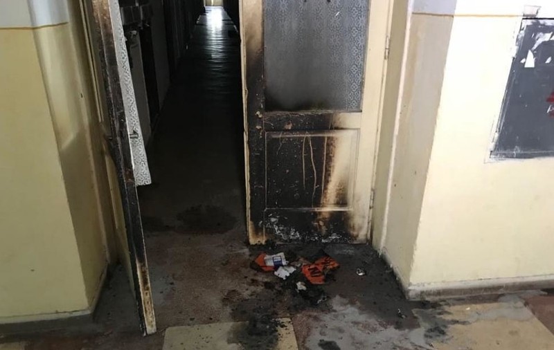 Un piroman a dat foc unei scări de bloc din Târgu-Jiu. Bărbatul este încă în libertate (VIDEO)