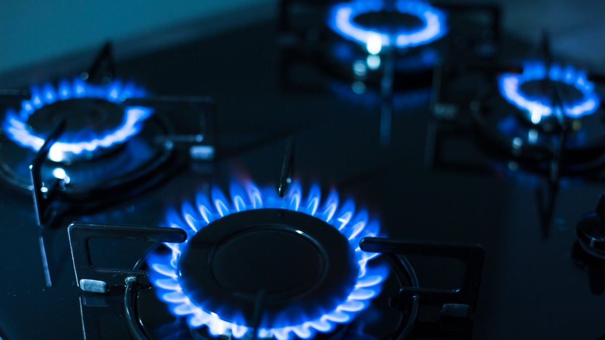 Cât costă un metru cub de gaz în 2022 - Imagine cu toate cele patru ochiuri ale unui aragaz aprinse.