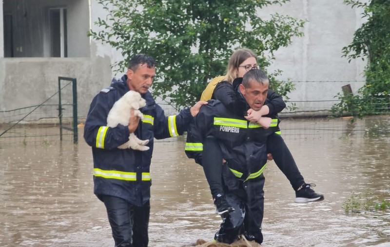 Inundațiile continuă să facă ravagii în Alba. O femeie şi doi copii, evacuaţi de urgenţă de pompieri