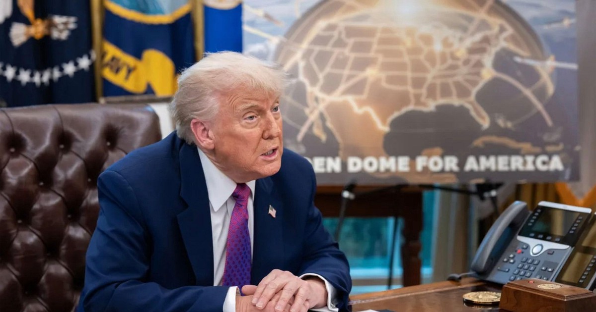 Donald Trump vorbește în Biroul Oval cu o machetă a proiectului Domul de Aur pe fundal Foto: Profimedia
