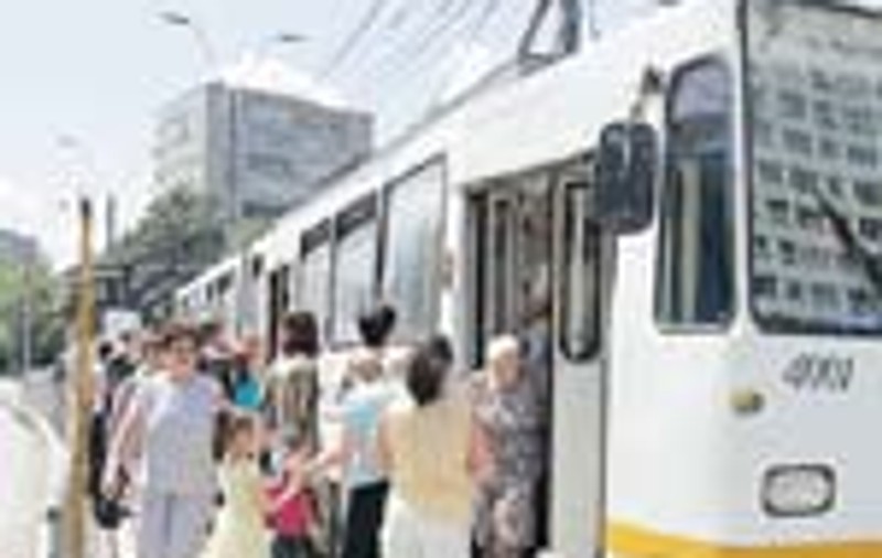 Batea femeile cu lantul in tramvai