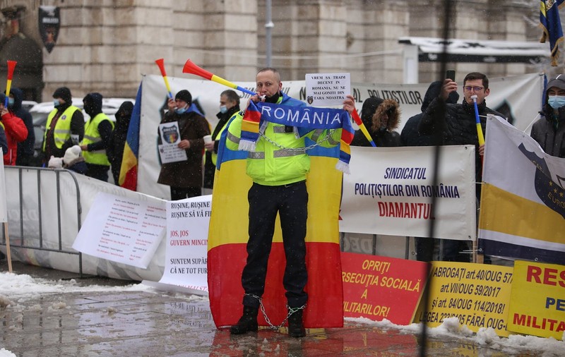 Aproape 100 de polițiști și grefieri pichetează sediul MAI