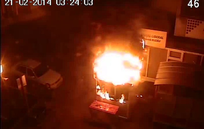 Incendiu la un chioşc de ziare, surprins de camerele de supraveghere din Buzău | VIDEO 
