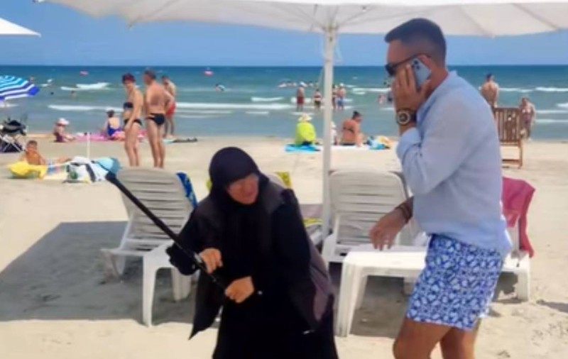 O cerșetoare din Republica Moldova l-a luat la bătaie, cu bastonul, pe administratorul plajei Yucatan din Mamaia