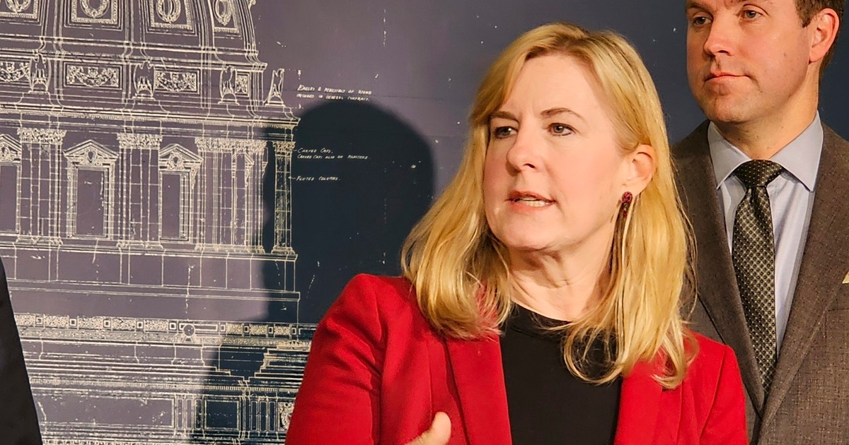 Melissa Hortman, imbracata intr-un sacou rosu si o bluza neagra, cu par blond, lidera grupului democrat din Camera Reprezentanților din Minnesota, vorbește cu reporterii la Capitoliul statului din St. Paul, joi, 6 februarie 2025, despre acordul de împărțire a puterii pe care l-a încheiat cu republicanii.
