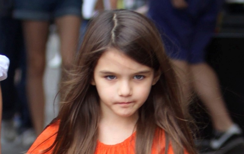 Viaţa lui SURI CRUISE, DATĂ PESTE CAP după divorţul celebrilor ei părinţi