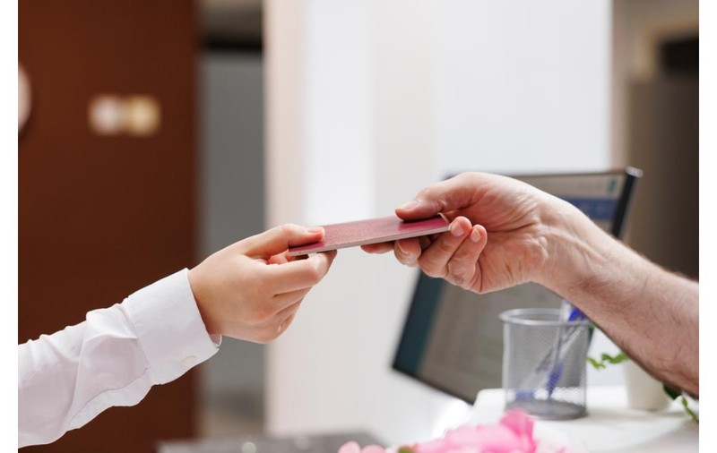 Cum alegi un scanner de documente ID potrivit pentru fluxurile de verificare din instituții și companii