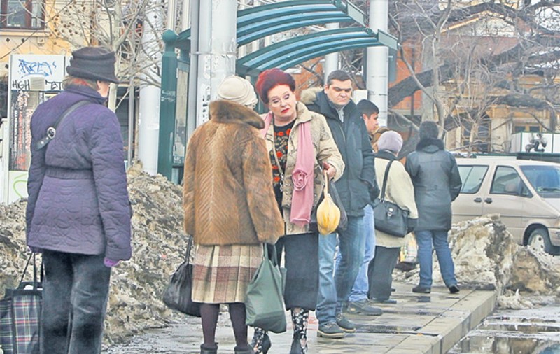 Stela Popescu, cu cizme înflorate la piaţă