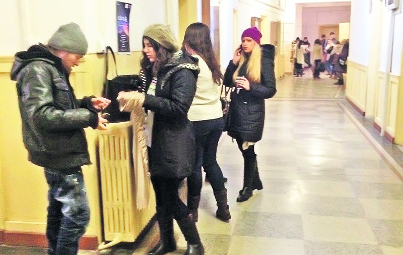 Studenţii Universităţii Bucureşti au ajuns la capătul răbdării! Scăpaţi-ne de frigălău!