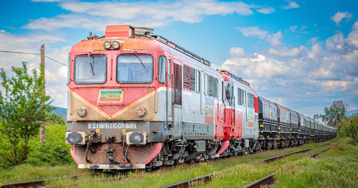 Băbeni, județul Vâlcea, România – 14 mai 2024: Un tren de marfă vechi și murdar al CFR Marfa trecând prin Băbeni