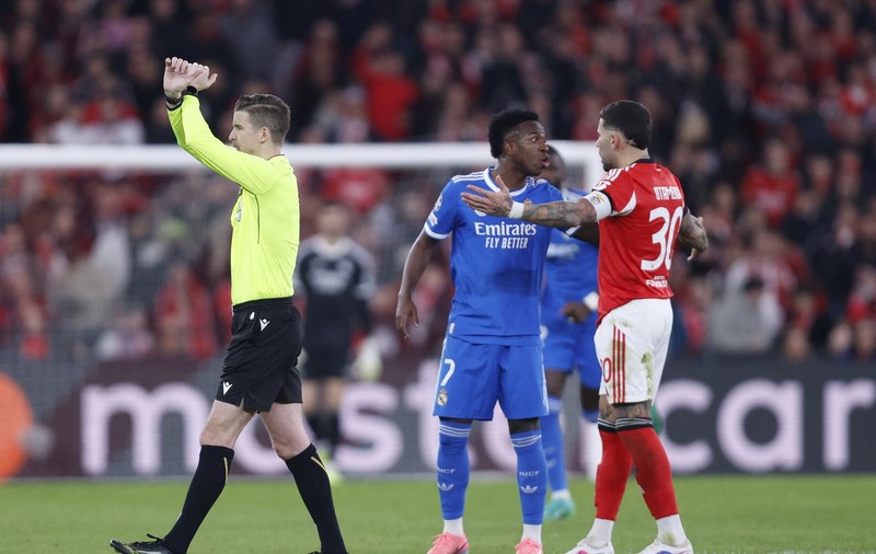 Ce înseamnă gestul făcut de arbitru după ce Real Madrid a marcat prin Vinicius, cu Benfica, în Champions League