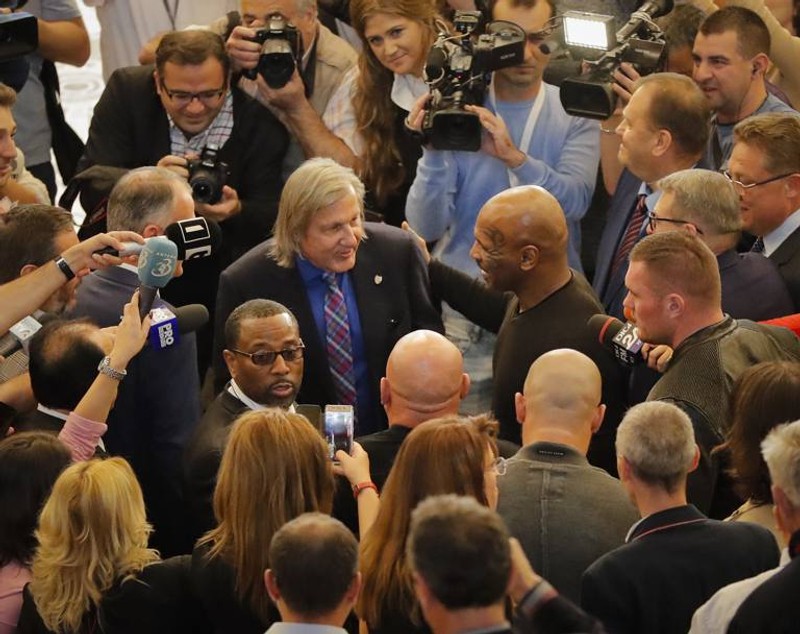 Circul făcut de Mike Tyson în Parlament, exportat în presa internațională / GALERIE FOTO