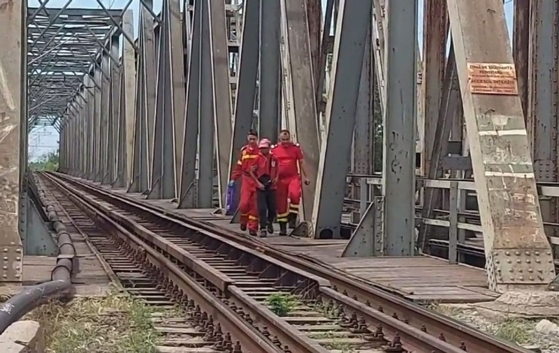 Un bărbat care adormise pe șinele de tren și refuza să plece a fost salvat în ultimul moment de pompierii gălățeni