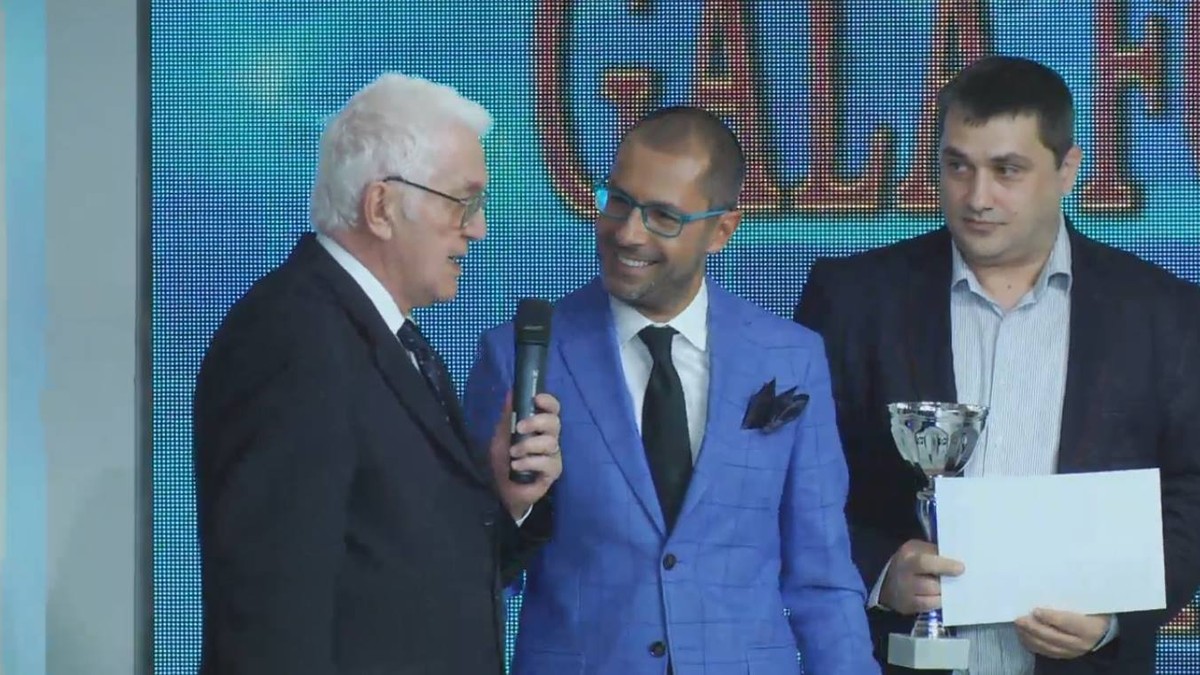 Mircea Dridea, stânga, premiat de Andrei Nourescu. În dreapta, Ionuț Pană, ofițerul de presă al clubului Petrolul 52 Ploiești, acum în liga a patra.