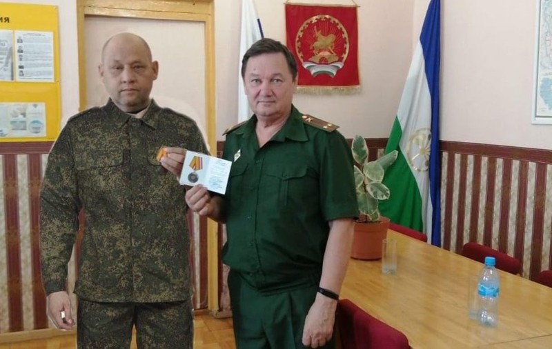 Rușii au trucat o poză cu un ofițer care primește o medalie de război, militarul era pe moarte, la spital