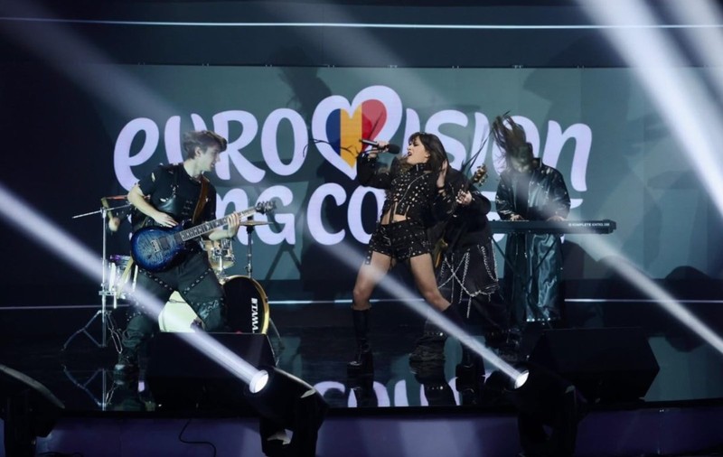 Melodia „Choke Me”, alegerea României pentru Eurovision, criticată aspru pentru că „glorifică strangularea” și „se joacă cu viața tinerelor”