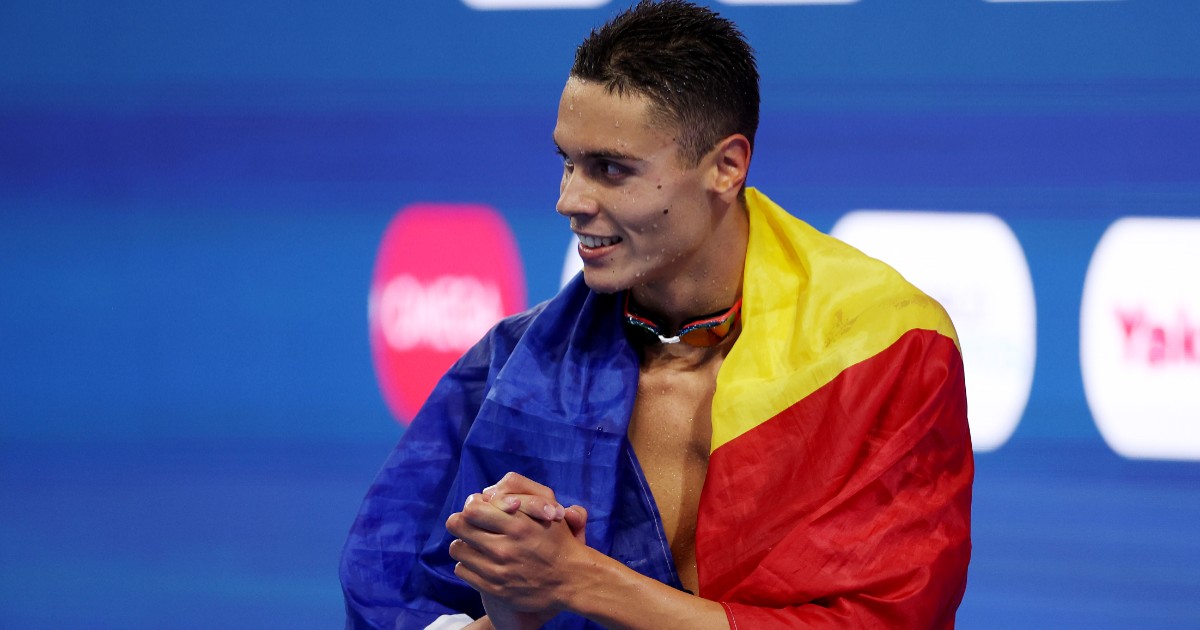 David Popovici care poartă pe spate steagul României