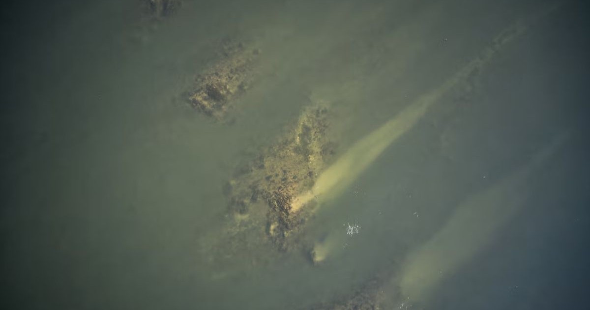 Ruinele unui pod antic, vizibile din dronă, în mijlocul Dunării