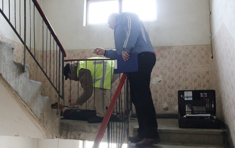 A murit în scara blocului. Vecinii nu au sunat la 112 deoarece au crezut ca... se odihneşte!