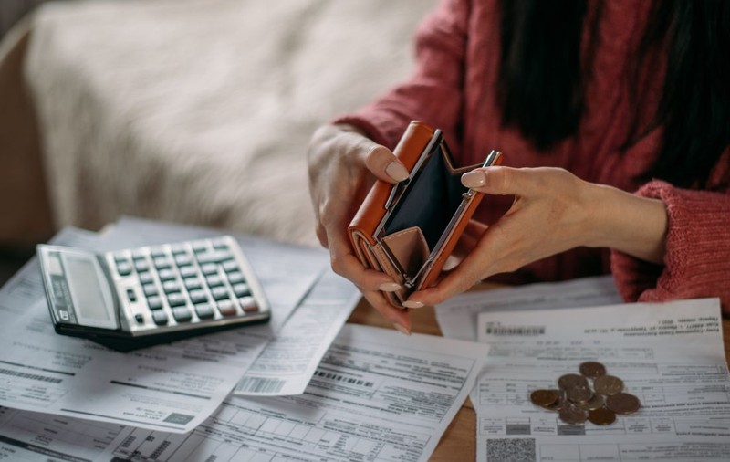 Câți bani pierde un român cu salariu de 4.000 de lei, lună de lună, din cauza scumpirilor
