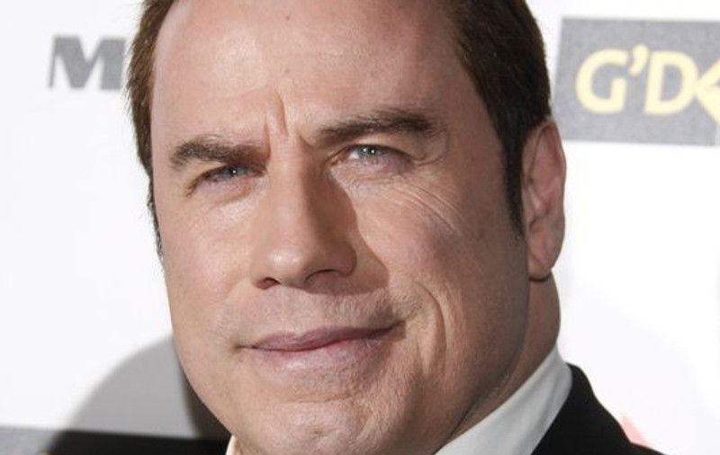 John Travolta sfătuieşte victimele cutremurului din Haiti să se uite la pereţi