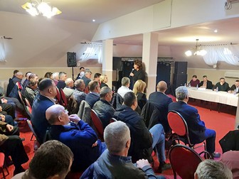 Rovana Plumb,(centru) la un eveniment organizat în cort