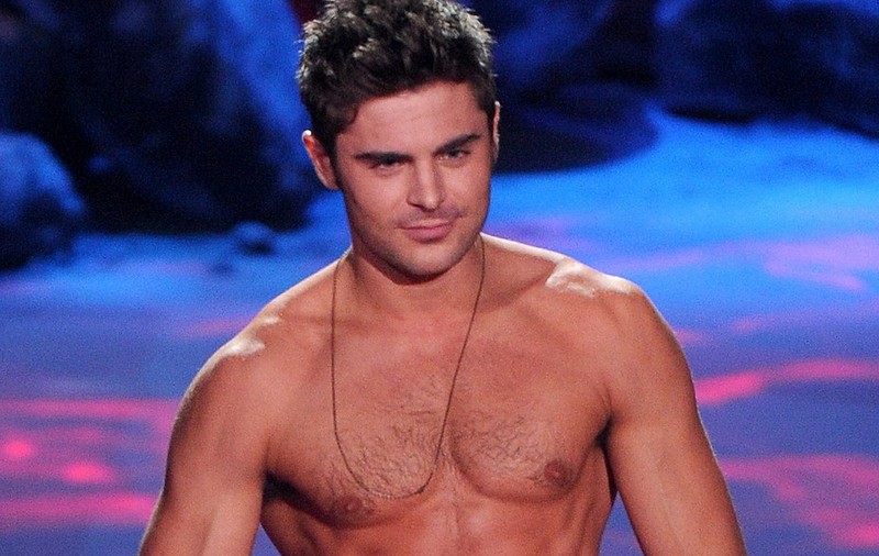 EL ESTE MAESTRUL GAFELOR! ACTORUL ZAC EFRON, prins CU MÂNA ÎN PANTALONI! 