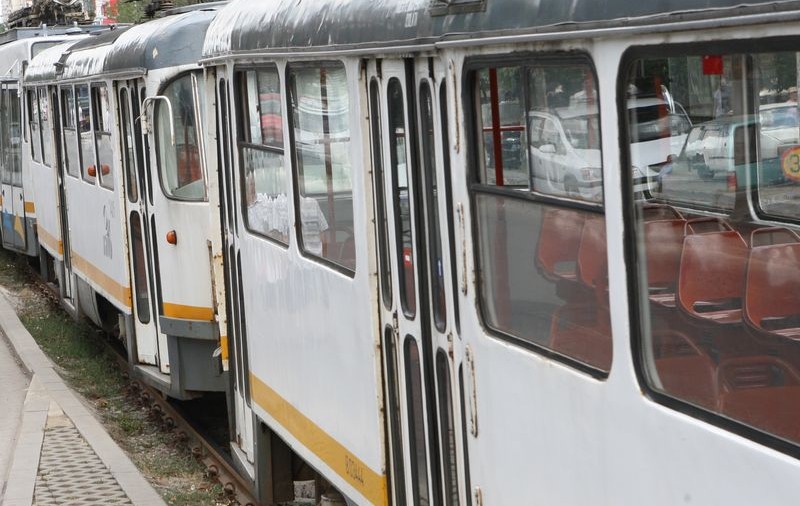 Incident în Capitală. Bărbat bătut de hoți în tramvai, după ce a încercat să își apere soția