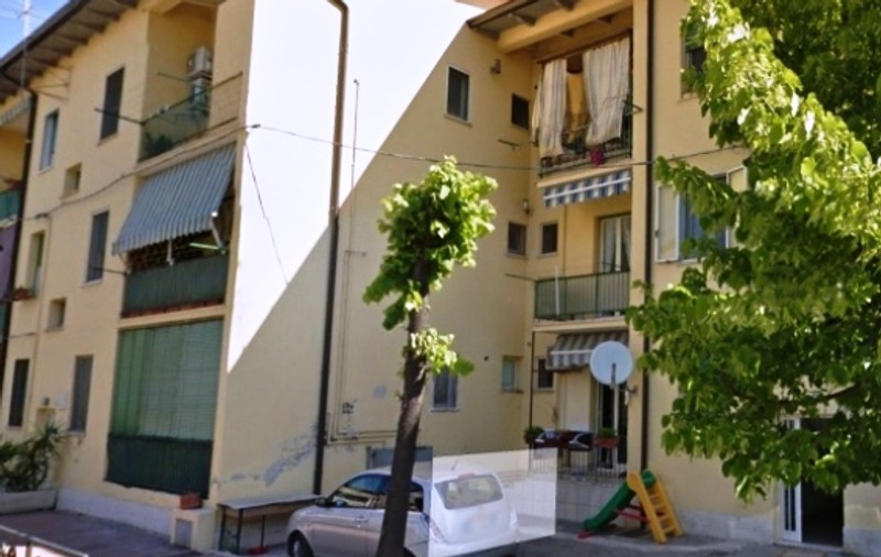 Un român din Italia a căzut de la etaj după ce s-a urcat beat pe balustrada balconului