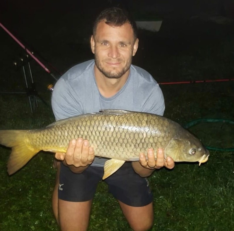 Lăudându-se cu o captură impresionantă, crap de 6,09 kilograme, sportivul fiind un împătimit al pescuitului