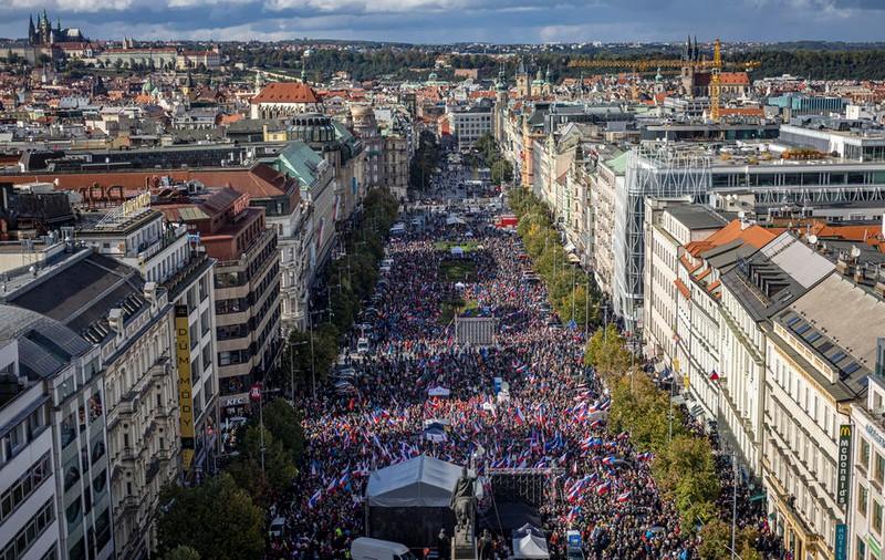 Proteste la Praga. Zeci de mii de oameni care cred că guvernul lor greșește când sprijină măsurile UE împotriva Rusiei au ieșit în stradă
