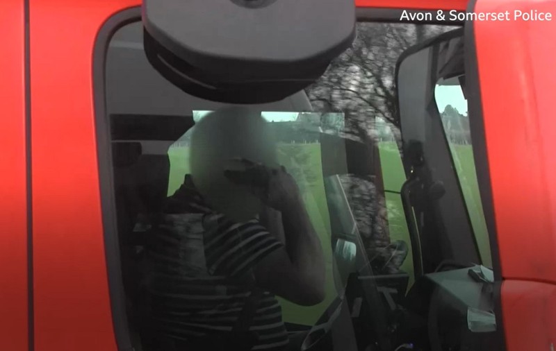 VIDEO | Șofer de TIR filmat de poliție când vorbește la două telefoane, fără să mai țină vreo mână pe volan, pe o autostradă din Anglia