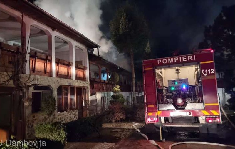 Incendiu la Mănăstirea Nucet, din Dâmboviţa. Paraclisul lăcaşului, salvat de pompieri
