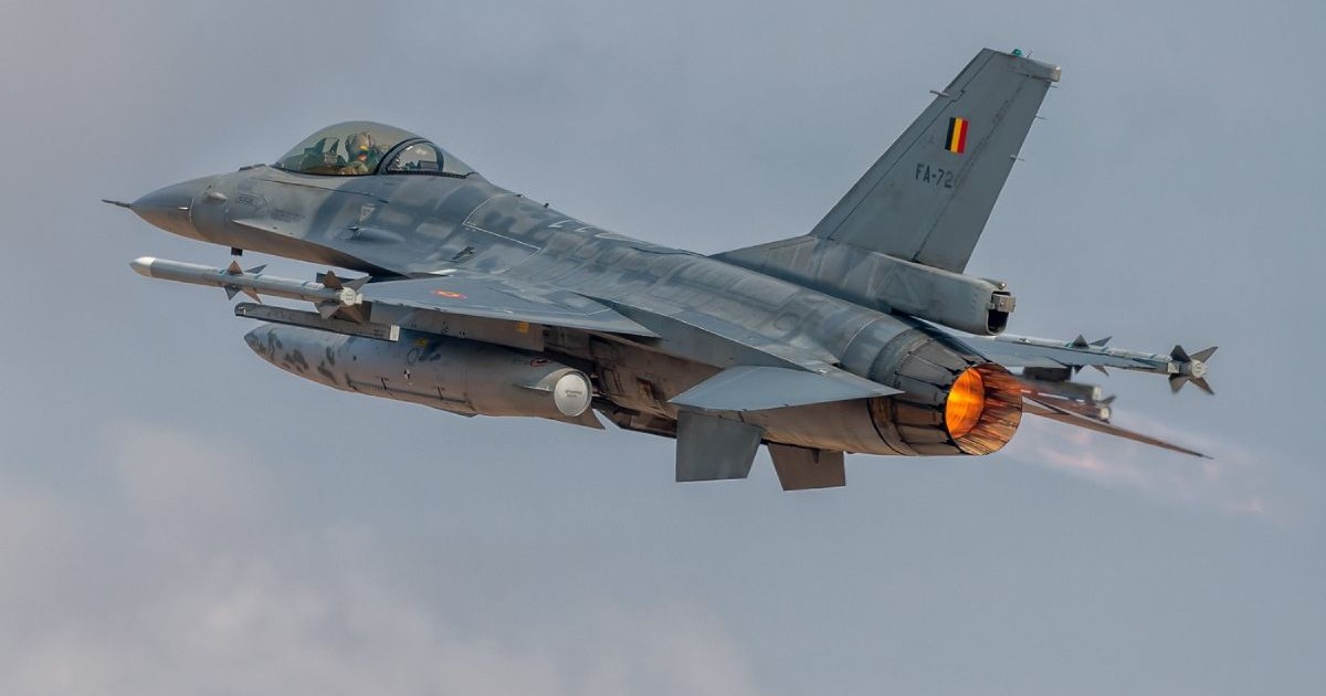 Borcea, România. Un pilot de avion militar românesc își pilotează avionul F16 Falcon
