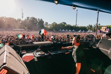 Mii de oameni dansează de fiecare dată ore în șir când mixează Capriati. Foto: Facebook / JosephCapriatiOfficial