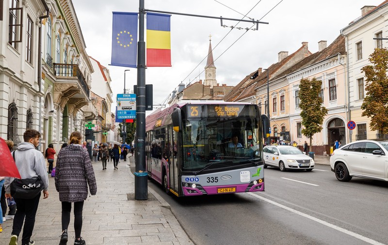Reacția primăriei din Cluj-Napoca, după ce a fost sancționată CNCD. A interzis accesul în autobuz cu haine murdare