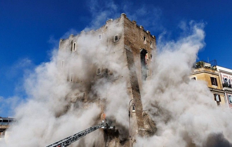A murit românul blocat sub dărâmăturile turnului medieval Torre dei Conti din Roma. A fost scos după 11 ore, dar inima lui s-a oprit în ambulanță