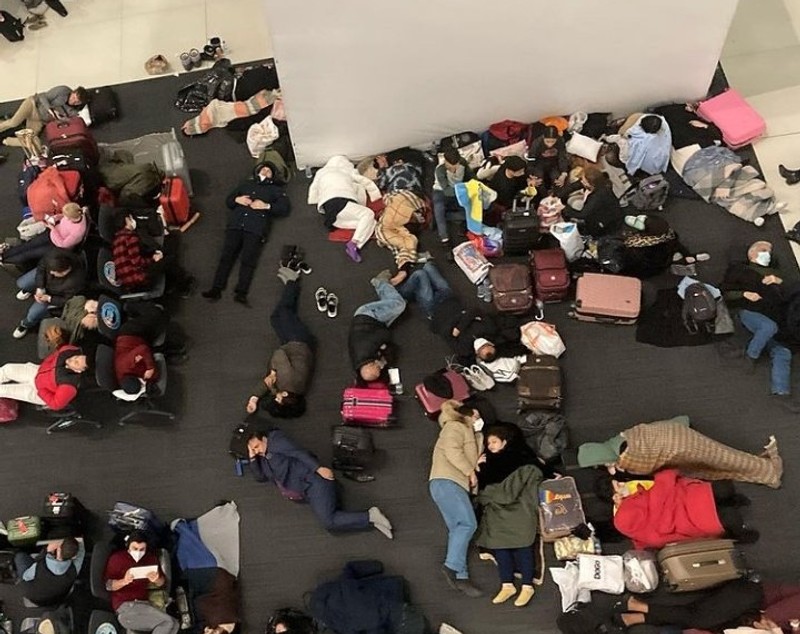 VIDEO | Cel mai mare aeroport din Europa a devenit cel mai mare „dormitor comun” de pe continent