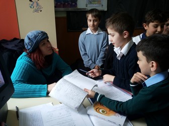 Adina Popescu, în mijlocul elevilor