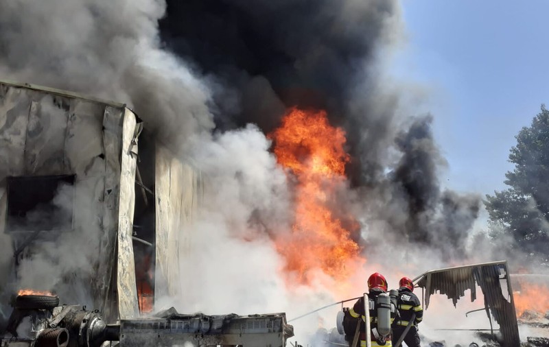 Arde o fabrică de mase plastice în Vâlcea. Trei persoane, între care un pompier, au avut nevoie de îngrijiri medicale
