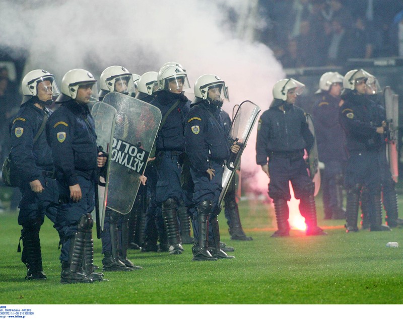 Război în Grecia: meciul PAOK - Olympiacos a fost abandonat. ^Fanii au intrat pe teren! Antrenorul oaspeților a fost lovit / VIDEO