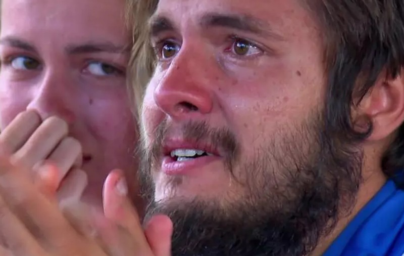 Albert de la „Survivor România” a izbucnit în lacrimi în fața tuturor. Și-a văzut părinții după 4 luni