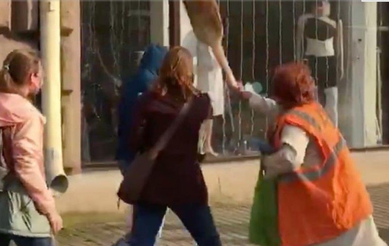 VIDEO | O bătrână în papuci îl bate cu mătura pe un membru al trupelor fidele președintelui din Belarus. Noua tactică a protestatarilor