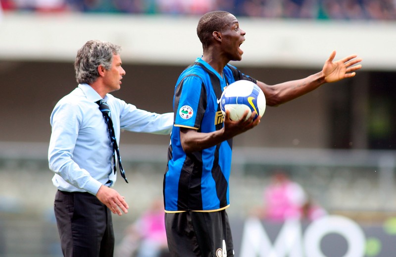 epa01725823 Inter Milan's Portuguese head coach Jose Mourinho (L) and Mario Balotelli (R) react during their Italian Serie A soccer match against Chievo Verona at Bentegodi stadium in Verona, Italy, 10 May 2009. The match ended 2-2. EPA/ELIAS-VENEZIA