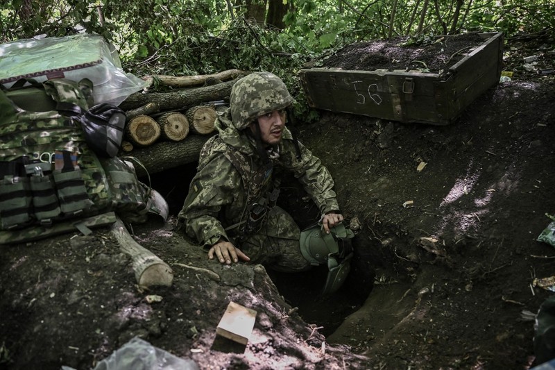 Soldat ucrainean, în tranșeele din Donbas | Foto: Profimedia