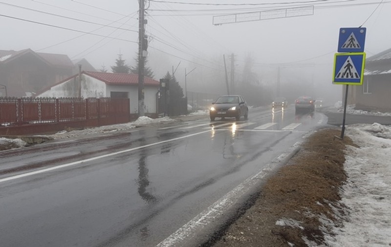 Cod galben de ceaţă şi polei în zone din 9 judeţe