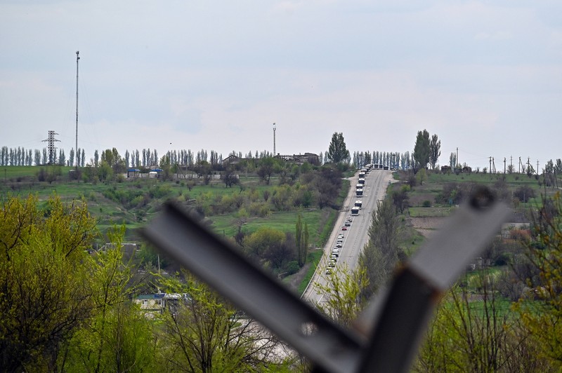 Convoi de mașini ce pleacă din Mariupol ajunge la granița teritoriului controlat de guvernul ucrainean din regiunea Zaporizhzhia, 3 mai 2022. Foto: Imago