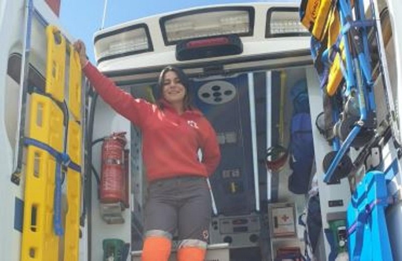 Mihaela, în ambulanța pe care o conduce. Foto: abc.es