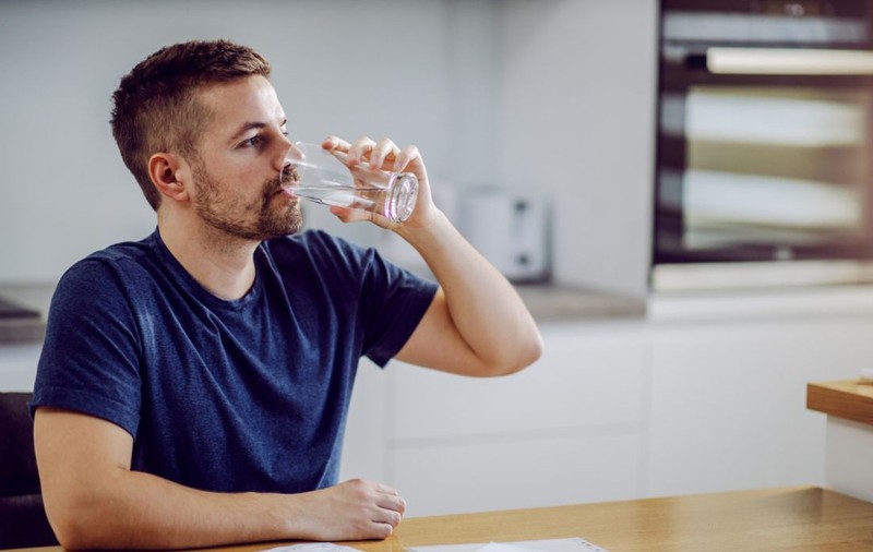 Cum elimini microplasticele din apa pe care o bei. Metoda e simplă și scade riscurile asupra sănătății